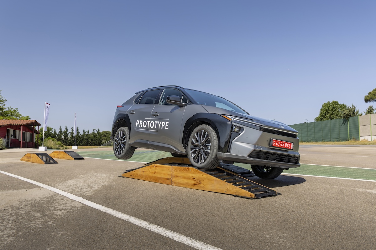 Nuovo Toyota bZ4X 2025: il SUV elettrico che ridefinisce efficienza, design e piacere di guida