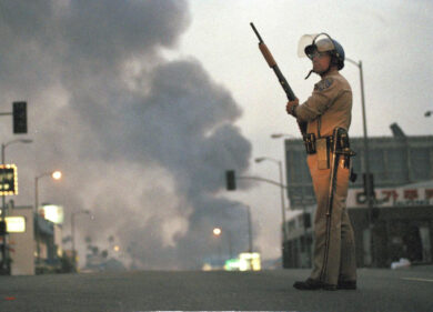 Los Angeles, scatta il coprifuoco. La Casa Bianca: “Migranti europei deportati una fake news”. Tajani: “Nessuno andrà a Guantanamo”