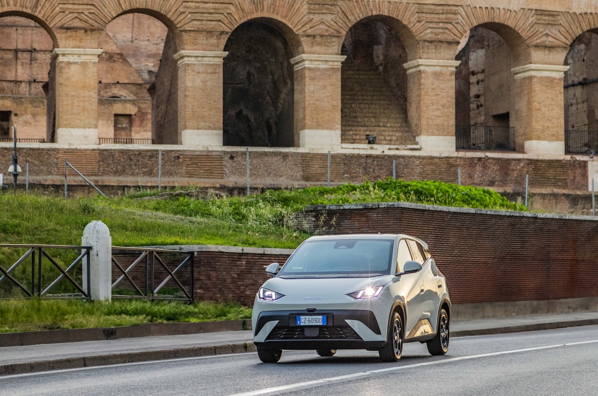 BYD DOLPHIN SURF protagonista a The Cage su NOVE con Amadeus: un’auto 100% elettrica tra adrenalina e divertimento BYD DOLPHIN SURF protagonista a The Cage su NOVE con Amadeus: un’auto 100% elettrica tra adrenalina e divertimento