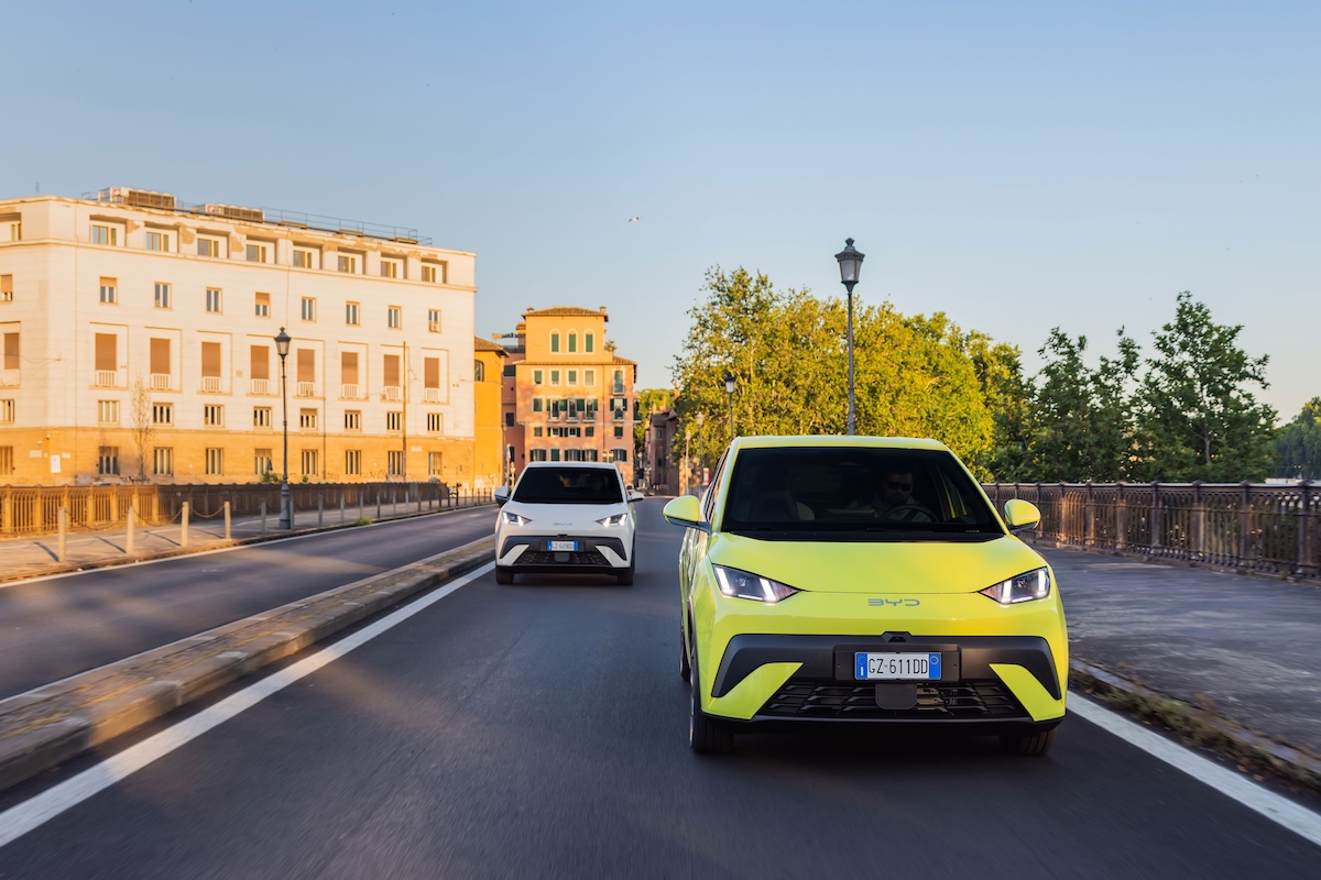 BYD DOLPHIN SURF protagonista a The Cage su NOVE con Amadeus: un’auto 100% elettrica tra adrenalina e divertimento BYD DOLPHIN SURF protagonista a The Cage su NOVE con Amadeus: un’auto 100% elettrica tra adrenalina e divertimento