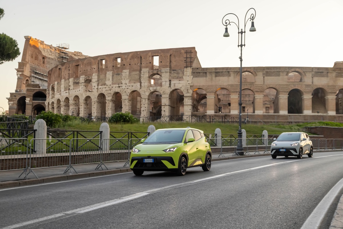 BYD DOLPHIN SURF protagonista a The Cage su NOVE con Amadeus: un’auto 100% elettrica tra adrenalina e divertimento BYD DOLPHIN SURF protagonista a The Cage su NOVE con Amadeus: un’auto 100% elettrica tra adrenalina e divertimento