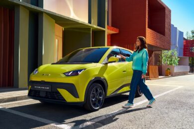 BYD DOLPHIN SURF protagonista a The Cage su NOVE con Amadeus: un’auto 100% elettrica tra adrenalina e divertimento