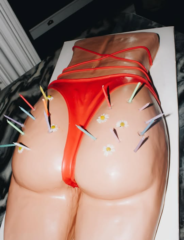 Emily Ratajkowski nella bufera: il suo lato B diventa una torta di compleanno
