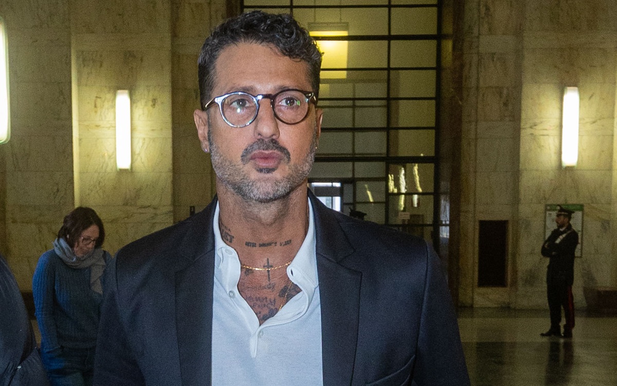 Fabrizio Corona show in tribunale, vede il legale di Fedez e sbrocca: “Vi distruggiamo” Fabrizio Corona show in tribunale, vede il legale di Fedez e sbrocca: “Vi distruggiamo”