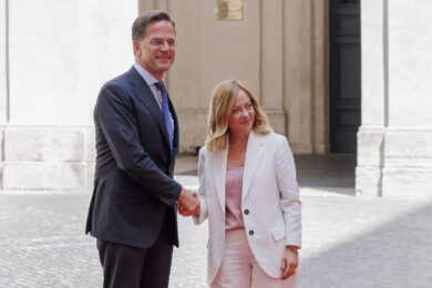 Nato, Meloni vede Rutte ma resta cauta. Spese militari al 3,5% del Pil dopo il 2030 e rapporto stretto con Trump