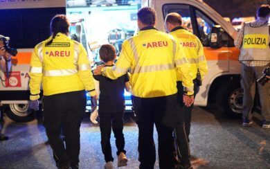 Adam atterrato a Milano con gli altri bambini di Gaza: Tajani lo accoglie con un pallone