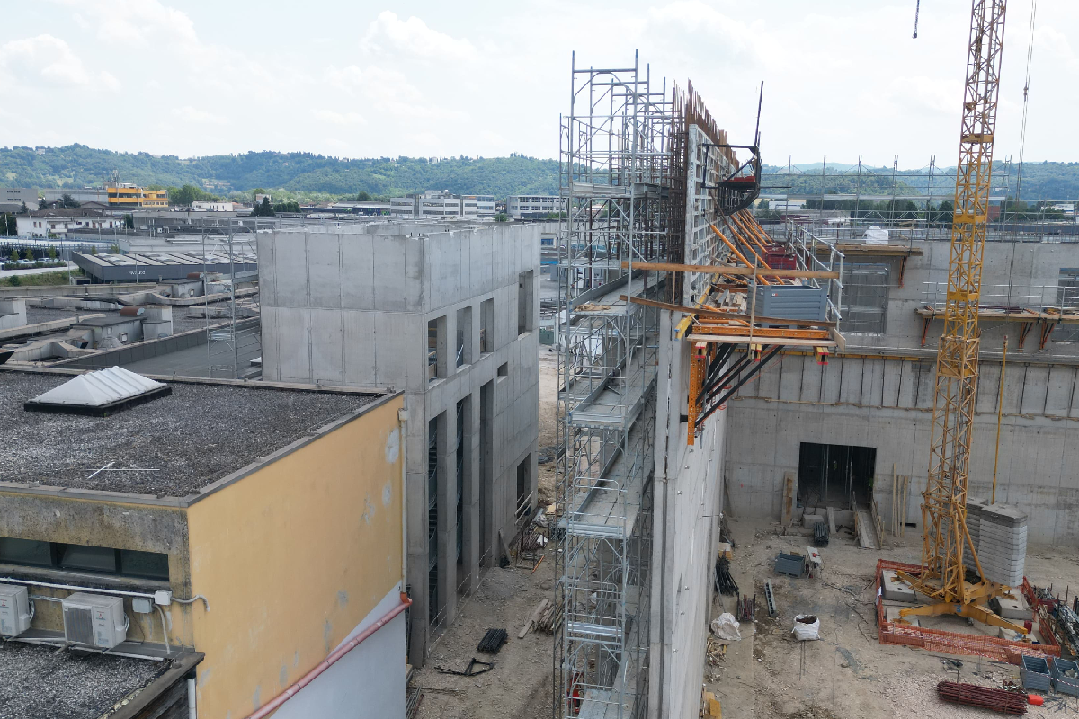 IEG, a Vicenza prende forma il nuovo padiglione fieristico: completate le prime mura perimetrali