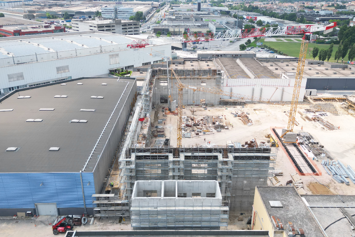 IEG, a Vicenza prende forma il nuovo padiglione fieristico: completate le prime mura perimetrali