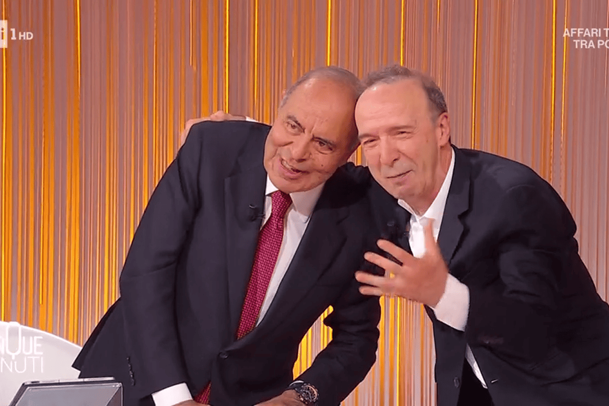 Roberto Benigni prende per i fondelli Bruno Vespa, la battuta su Berlusconi: “Voglio il tavolo di ciliegio” Roberto Benigni prende per i fondelli Bruno Vespa, la battuta su Berlusconi: “Voglio il tavolo di ciliegio”
