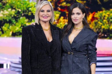 Ascolti tv, Isola dei Famosi e Sciarelli dominano, Rai1 flop e Amadeus arranca. Fuori dal Coro da record – I trend Auditel