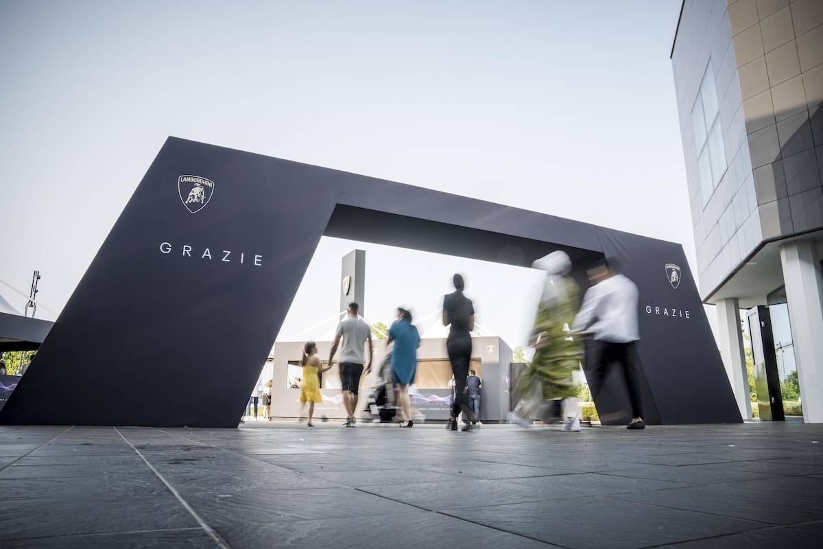 Lamborghini apre le porte ai suoi eroi silenziosi: il successo del Family & Friends Day 2025 Lamborghini apre le porte ai suoi eroi silenziosi: il successo del Family & Friends Day 2025