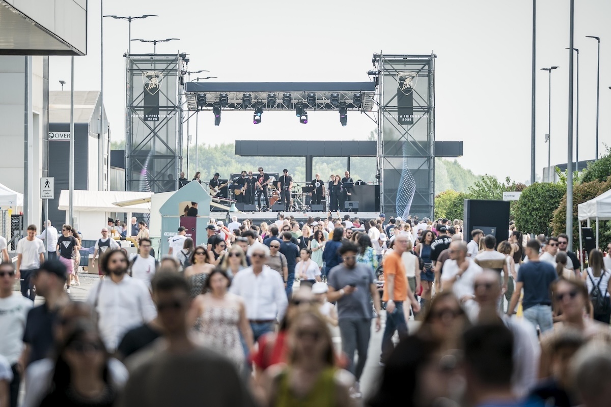 Lamborghini apre le porte ai suoi eroi silenziosi: il successo del Family & Friends Day 2025 Lamborghini apre le porte ai suoi eroi silenziosi: il successo del Family & Friends Day 2025