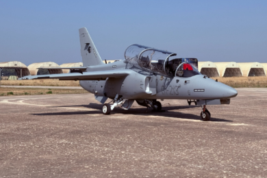 Leonardo presenta l’M-345: nuovo jet per l’addestramento militare