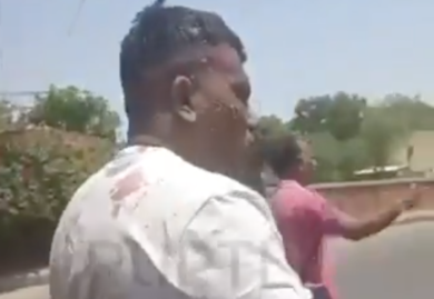 Disastro aereo in India, l’unico sopravvissuto cammina illeso per strada. VIDEO