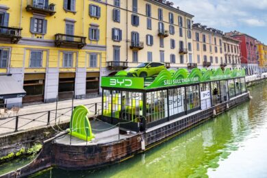 BYD DOLPHIN SURF conquista Milano: la city car elettrica debutta galleggiando sui Navigli