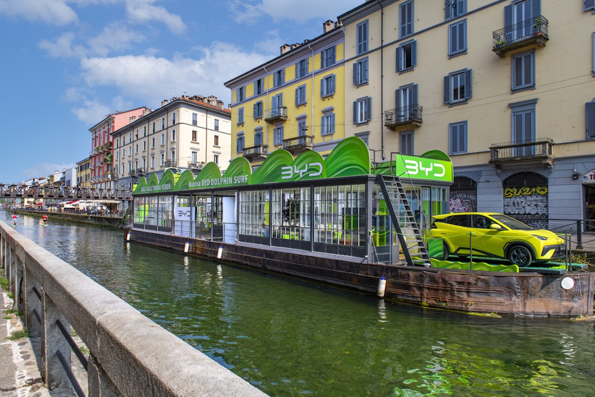 BYD DOLPHIN SURF conquista Milano: la city car elettrica debutta galleggiando sui Navigli
