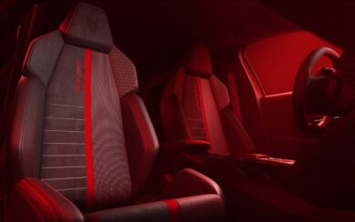 Peugeot svela la E-208 GTi: il ritorno elettrico della regina hot hatch, tra storia, prestazioni e visione green