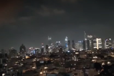 Terrore a Tel Aviv, missile balistico esplode nel cuore della città: le sconvolgenti immagini | VIDEO
