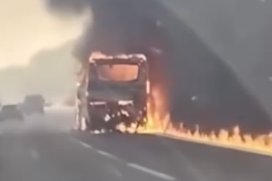 Incendio a bordo di un bus in corsa sull’A16, passeggeri scappano a piedi sull’autostrada | VIDEO