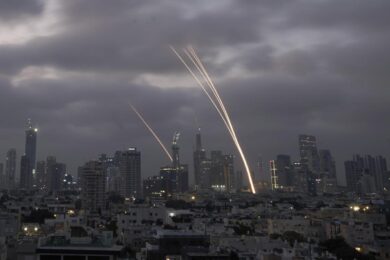 Israele-Iran, Netanyahu: “Eliminato il capo dell’intelligence dei Pasdaran”. Trump: “Possibile coinvolgimento degli Usa. Sì a Putin mediatore”