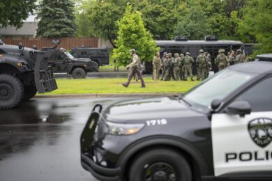 Minneapolis, finto poliziotto uccide una deputata dem e il marito: caccia al killer. L’ultimo messaggio agli amici: “Potrei morire a breve”
