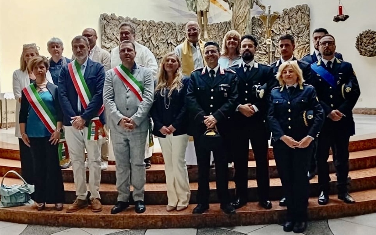 I vincitori del concorso “La mia città ideale”, nel 45esimo anniversario della scomparsa del maresciallo Piantadosi I vincitori del concorso “La mia città ideale”, nel 45esimo anniversario della scomparsa del maresciallo Piantadosi