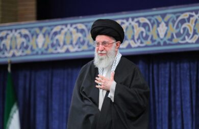 Chi è Ali Hosseini Khamenei, l’ayatollah dell’Iran che Israele vuole eliminare