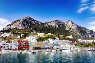 Capri, vietato disturbare i turisti: multe fino a 649 euro con l’ordinanza anti petulanza