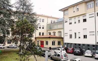 Entra in ospedale e spara alla moglie ricoverata uccidendola, poi si toglie la vita. Tragedia ad Angera
