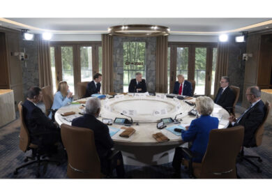 Trump: “Bisogna evacuare Teheran”. Poi lascia in anticipo il G7: “Devo tornare il prima possibile”