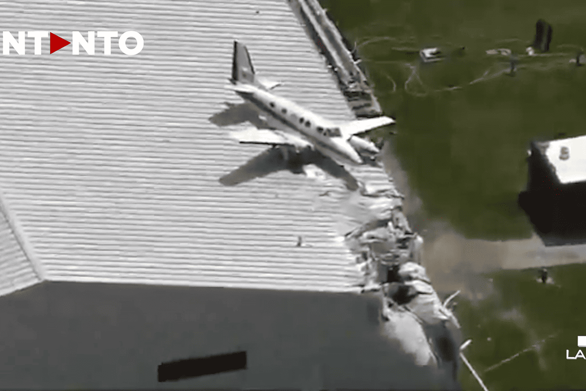 Paura ad alta quota: aereo si schianta su un hangar e rimane incastrato sul tetto. Ecco dove Paura ad alta quota: aereo si schianta su un hangar e rimane incastrato sul tetto. Ecco dove