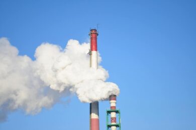 Ue, ennesima follia green. Pronta una tassa su benzina e riscaldamento, il piano per colmare la voragine nei conti dell’Europa