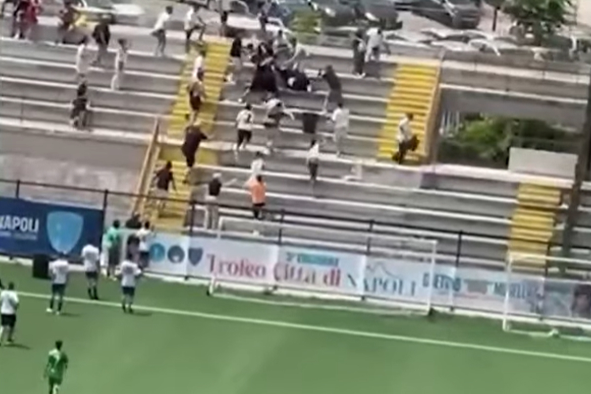 Napoli, rissa sugli spalti tra i genitori dei calciatori 16enni: botte in diretta. VIDEO Napoli, rissa sugli spalti tra i genitori dei calciatori 16enni: botte in diretta. VIDEO