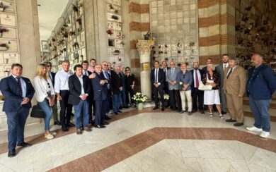 Una rosa bianca sulla tomba di Enzo Tortora: la commemorazione della Fondazione Luigi Einaudi