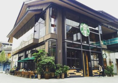 Cina, la grande fuga dei marchi occidentali. Da Starbucks a Decathlon, perché il Dragone non piace più