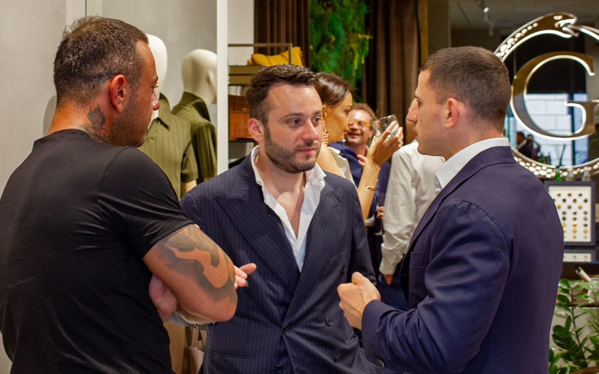 “Sartoria Luca Grassia inaugura il suo primo showroom a Milano: l’eccellenza napoletana tra tradizione, visione e inclusione” “Sartoria Luca Grassia inaugura il suo primo showroom a Milano: l’eccellenza napoletana tra tradizione, visione e inclusione”