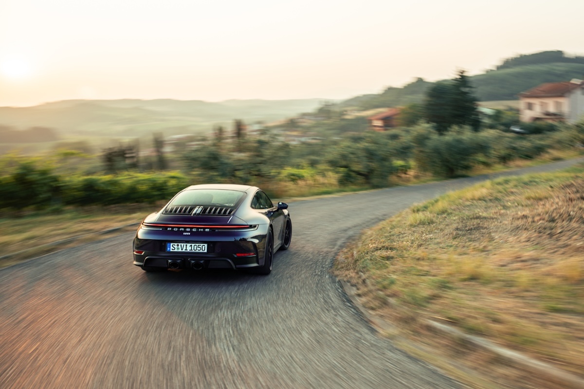 Porsche celebra i 40 anni con 911 e Taycan by Ferragamo Porsche celebra i 40 anni con 911 e Taycan by Ferragamo