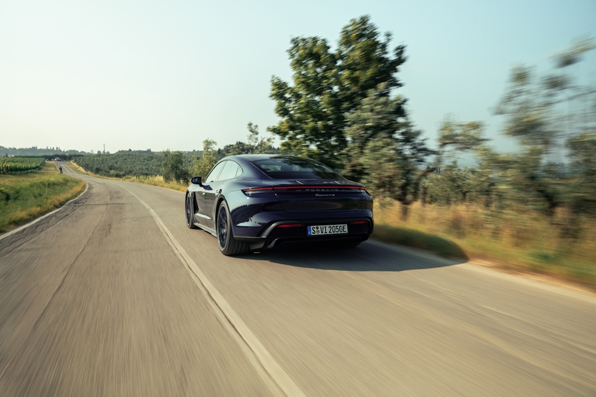 Porsche celebra i 40 anni con 911 e Taycan by Ferragamo Porsche celebra i 40 anni con 911 e Taycan by Ferragamo