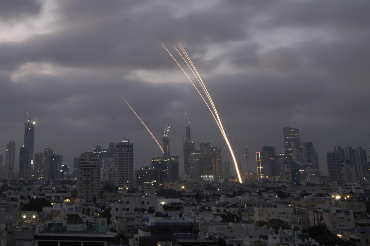 Guerra Iran-Israele, Netanyahu alza il tiro: “Fermeremo il nucleare con o senza Trump”. Esplosioni a Tel Aviv, Haifa e Gerusalemme Guerra Iran-Israele, Netanyahu alza il tiro: “Fermeremo il nucleare con o senza Trump”. Esplosioni a Tel Aviv, Haifa e Gerusalemme