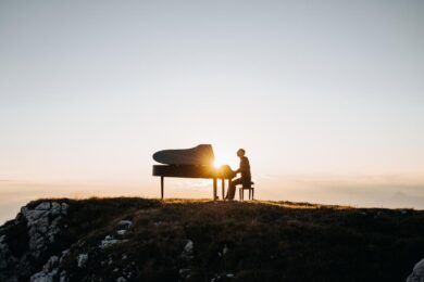 ‘Dall’Etna al deserto Wadi Rum di Giordania, il mio piano nei posti più suggestivi del pianeta. Vorrei suonare con Elodie e…” – L’intervista ad Andrea Vanzo. “Metto a nudo la mia anima”