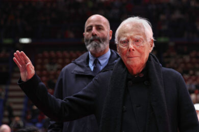 Moda sotto choc, Giorgio Armani è convalescente: per la prima volta assente dalle sue passerelle