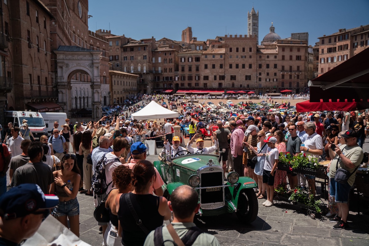 1000 Miglia 2025, Vesco-Salvinelli su Alfa Romeo 6C 1750 SS vincono per la sesta volta