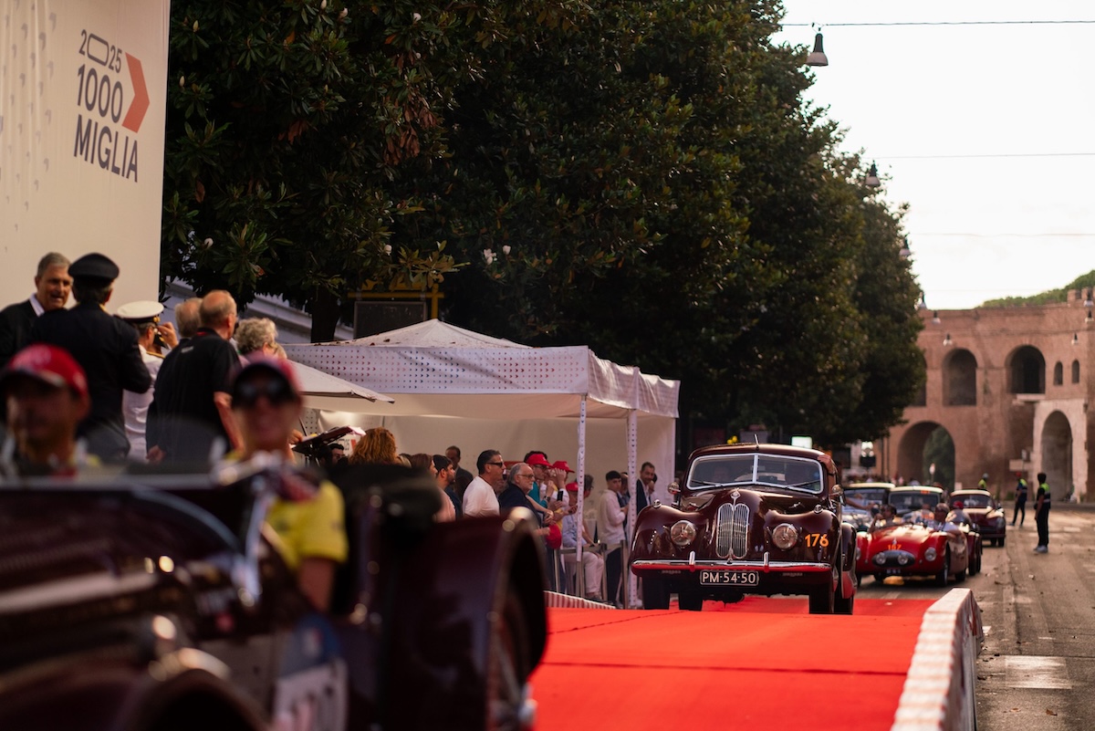 1000 Miglia 2025, Vesco-Salvinelli su Alfa Romeo 6C 1750 SS vincono per la sesta volta