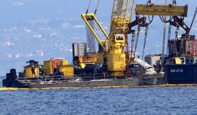 Bayesian sollevato dall’acqua, le gru fanno riemergere integralmente lo yacht. ‘Non mostra squarci evidenti’