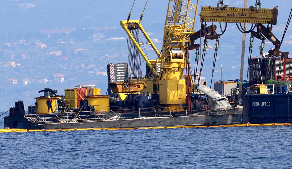 Bayesian sollevato dall’acqua, le gru fanno riemergere integralmente lo yacht. ‘Non mostra squarci evidenti’ Bayesian sollevato dall’acqua, le gru fanno riemergere integralmente lo yacht. ‘Non mostra squarci evidenti’