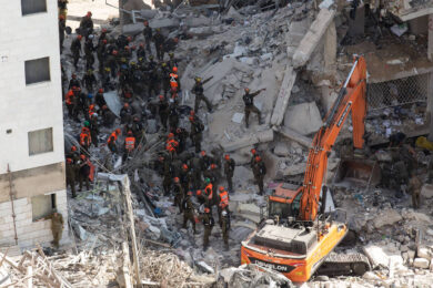 Israele, l’Iran bombarda Netanyahu: oltre 30 missili su Tel Aviv. Più di 86 feriti nell’attacco