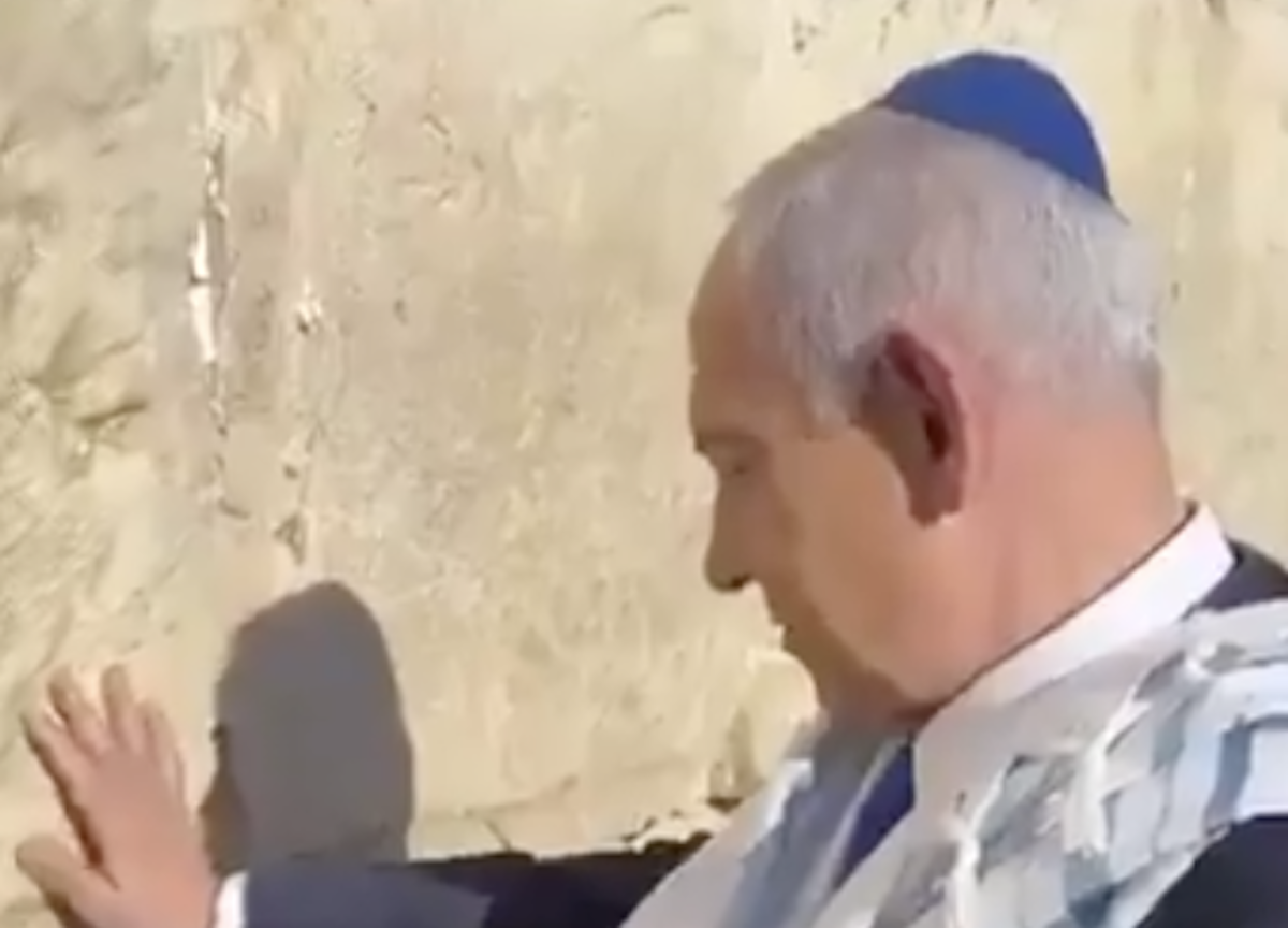 Netanyahu al Muro del Pianto prega per Trump. VIDEO Netanyahu al Muro del Pianto prega per Trump. VIDEO