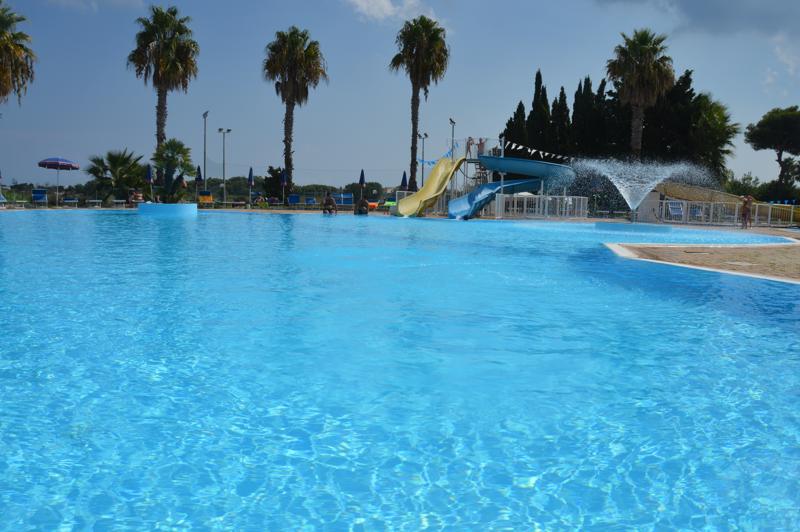 Brescia, bambino di quattro anni cade in piscina e muore annegato Brescia, bambino di quattro anni cade in piscina e muore annegato