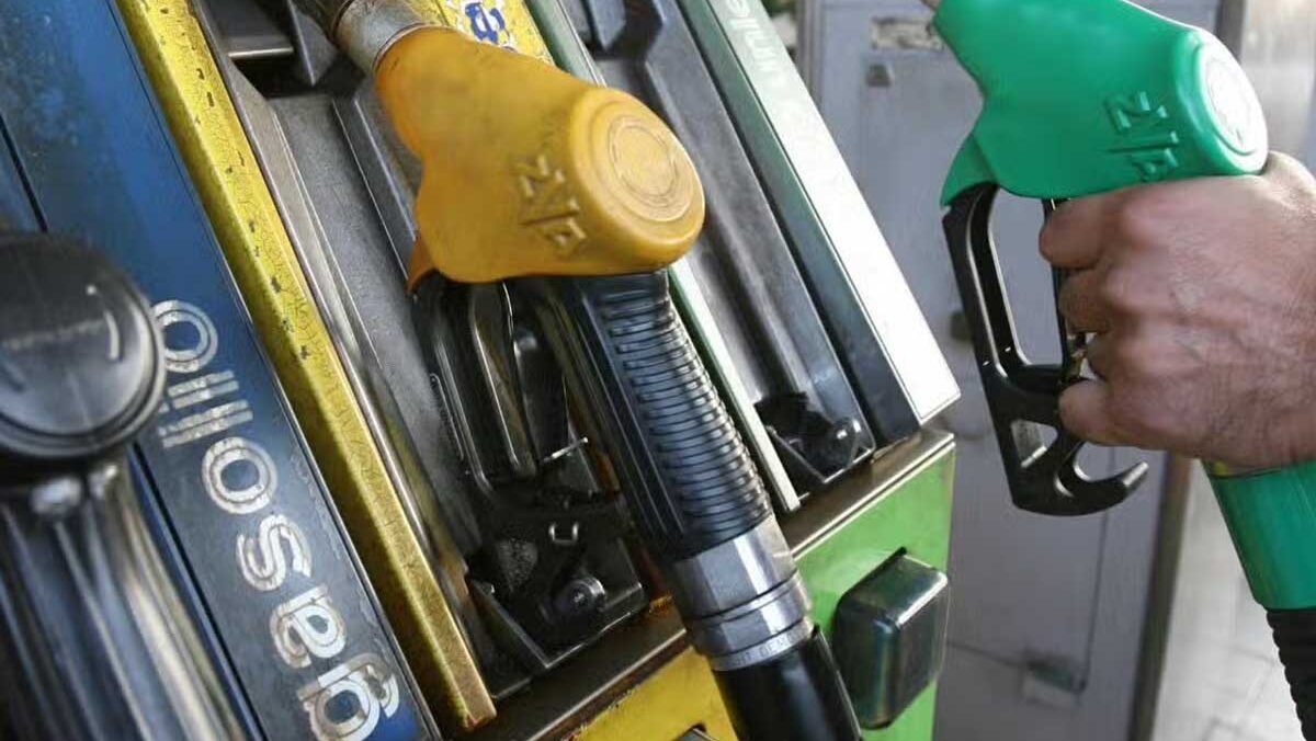 Gasolio, brutte notizie: addio allo sconto sulle accise. Anche il tetto di Eni sale a 2,25 euro Gasolio, brutte notizie: addio allo sconto sulle accise. Anche il tetto di Eni sale a 2,25 euro