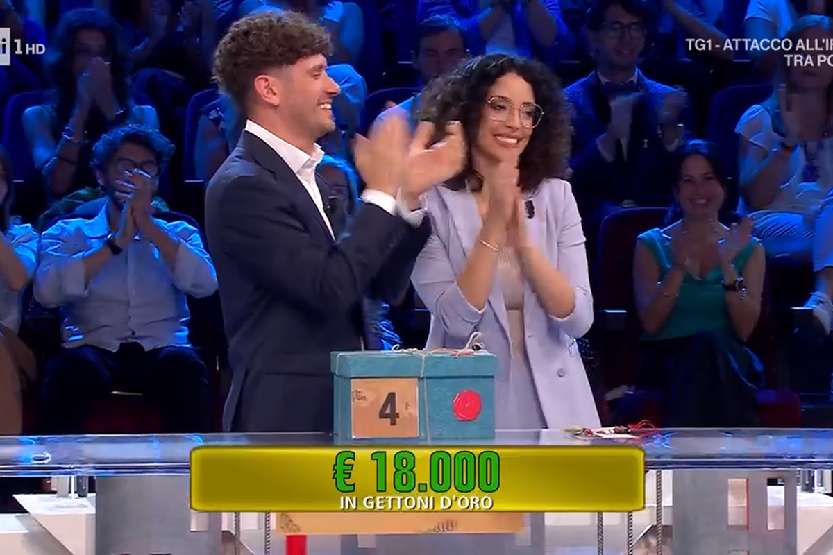 Affari Tuoi, Martina accetta l’offerta finale e vince 18mila Euro: “So cos’è il sacrificio” Affari Tuoi, Martina accetta l’offerta finale e vince 18mila Euro: “So cos’è il sacrificio”